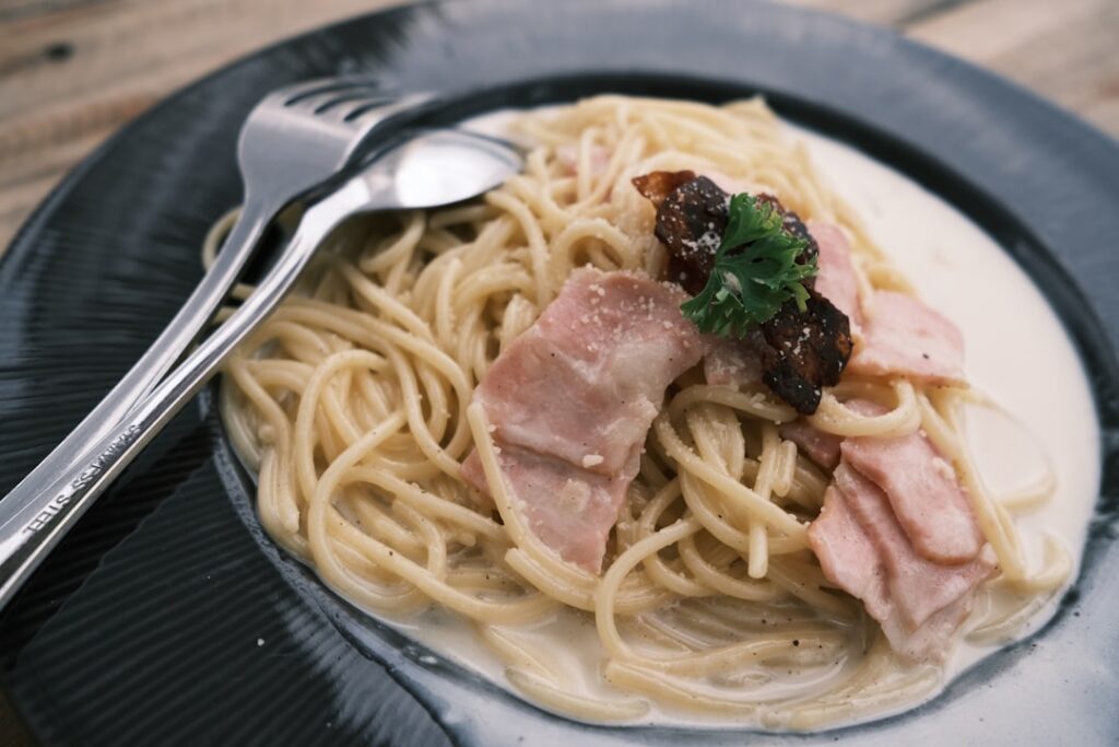 découvrez la recette traditionnelle de la carbonara : un plat italien savoureux à base de pâtes, œufs, pancetta et fromage, simple et rapide à préparer.