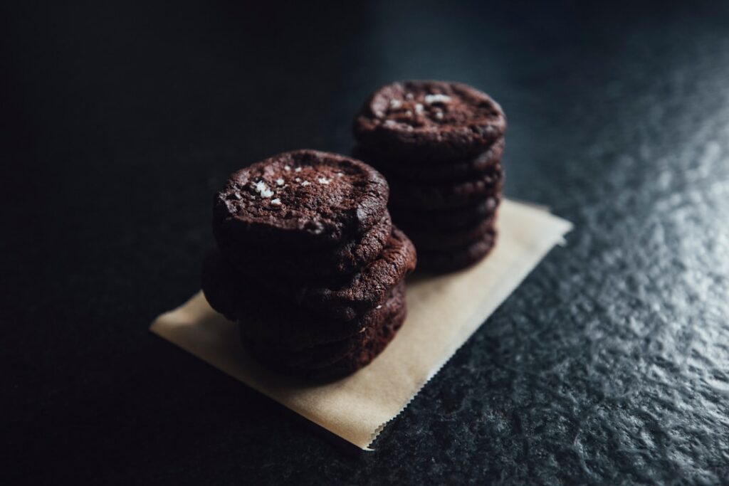 découvrez notre recette facile et gourmande de fondant au chocolat noir, parfaite pour les amateurs de desserts riches et fondants.