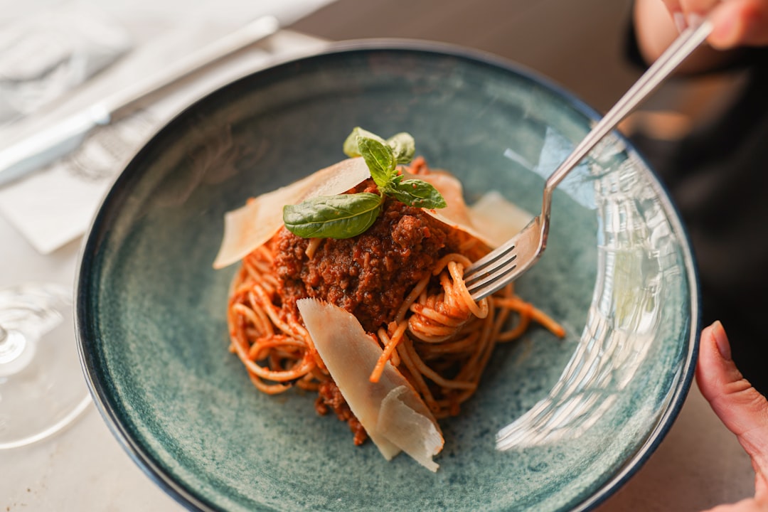 découvrez notre recette authentique de pâtes à la bolognaise, savoureuse et facile à préparer pour un repas convivial en famille.