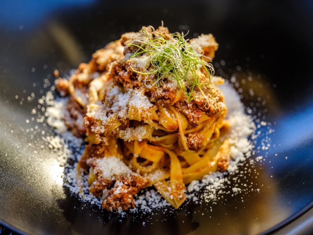 découvrez notre recette classique de pâtes à la bolognaise, facile à préparer et savoureuse, idéale pour un repas convivial en famille.