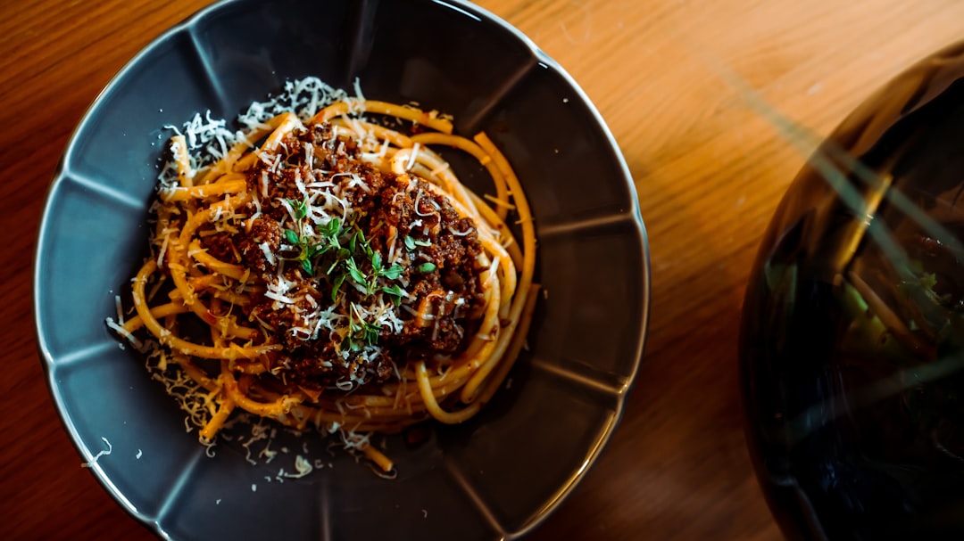 découvrez notre recette classique de pâtes à la bolognaise, facile et savoureuse, parfaite pour un repas convivial en famille.