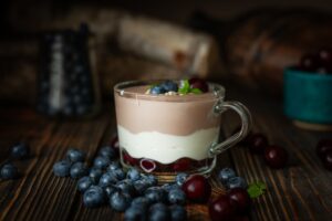 découvrez notre recette facile et délicieuse de mousse au chocolat faite maison, parfaite pour satisfaire toutes vos envies gourmandes.